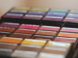 La mejor base de Maybelline para piel seca: cómo elegir el tono perfecto