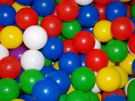 La amplia gama de juegos de bolas de colores en diferentes plataformas