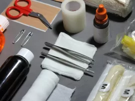 Botiquín completo: lista y tiendas de medicamentos y suministros de primeros auxilios.