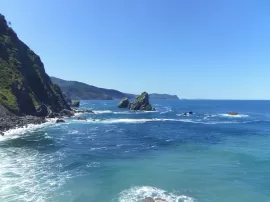 Descubre cómo visitar San Juan de Gaztelugatxe: precios, tiempos y opciones de alojamiento