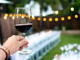 La etiqueta del vino: cómo alzar, servir y tomar adecuadamente una copa