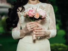 Guía para combinar vestidos malva y morado en diferentes ocasiones