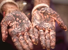 Tatuajes en el pecho: dolor, significado y opciones sexis para mujeres.