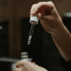 Ácido hialurónico en gotas para ojos secos: beneficios, opciones y precios en Mercadona