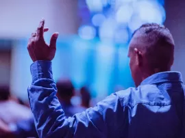 Tipos de complementos a combinar con un vestido azul marino en distintos tonos de azul