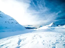 Cómo proteger tus labios del frío con bálsamo y SPF 50 en la nieve.