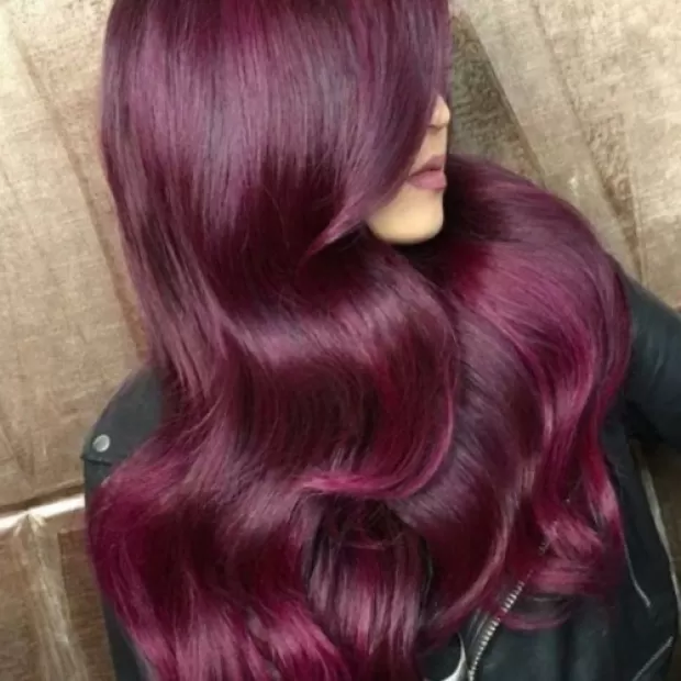 Baño de color berenjena pelo