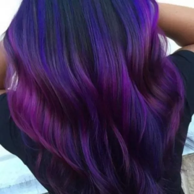 Baño de color berenjena pelo