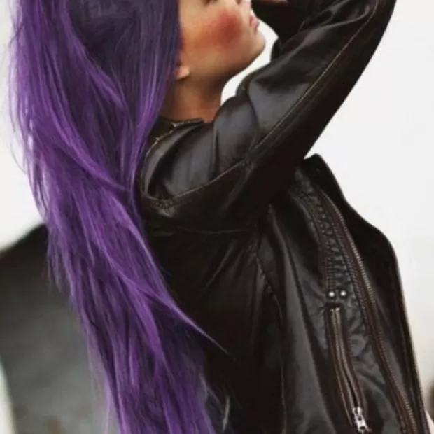 Baño de color berenjena pelo