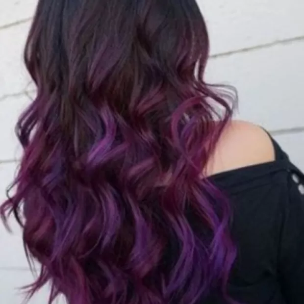 Baño de color berenjena pelo