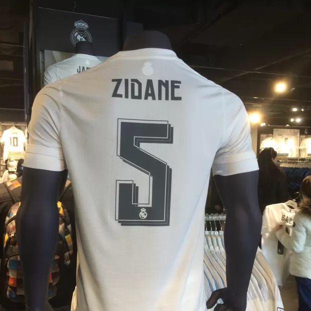 camisa por fuera del jersey