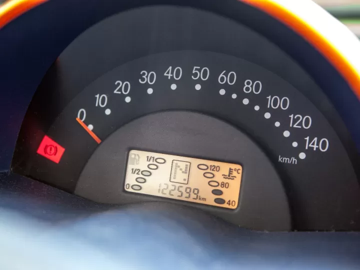 coche adaptado minusvalido acelerador y freno en el volante