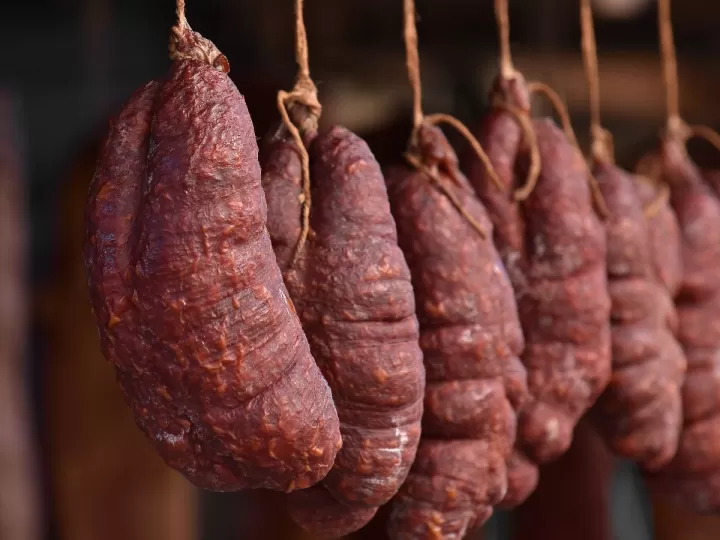 colgantes pegados al cuello
