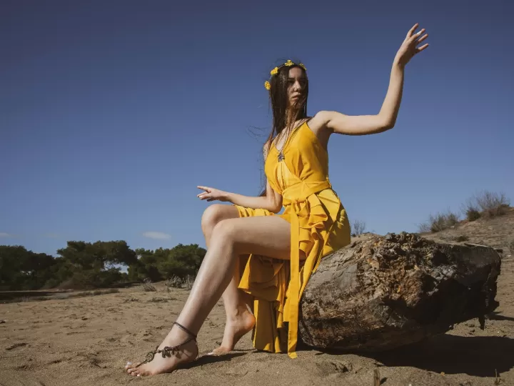 color de uñas para vestido amarillo