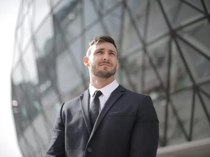 combinacion abrigo gris hombre