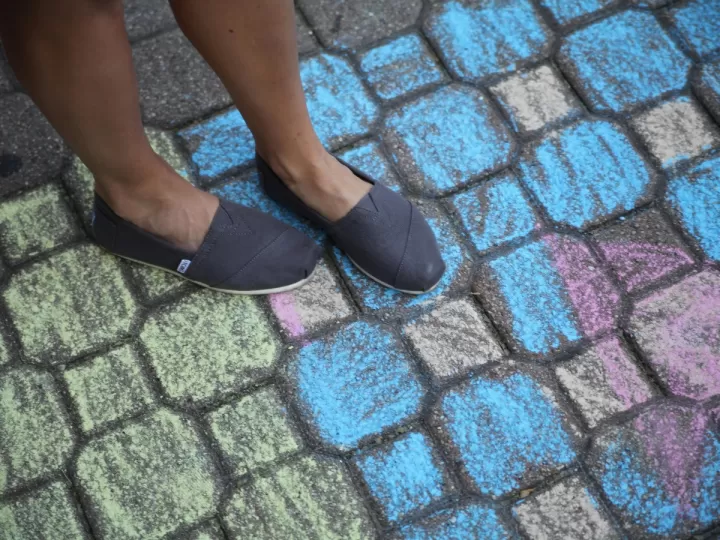 combinación con zapatos azules