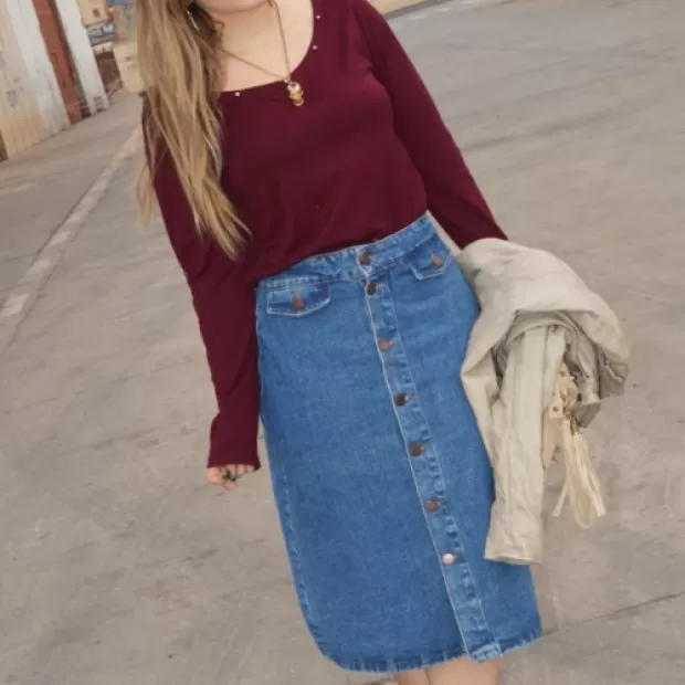 Combinar falda vaquera midi