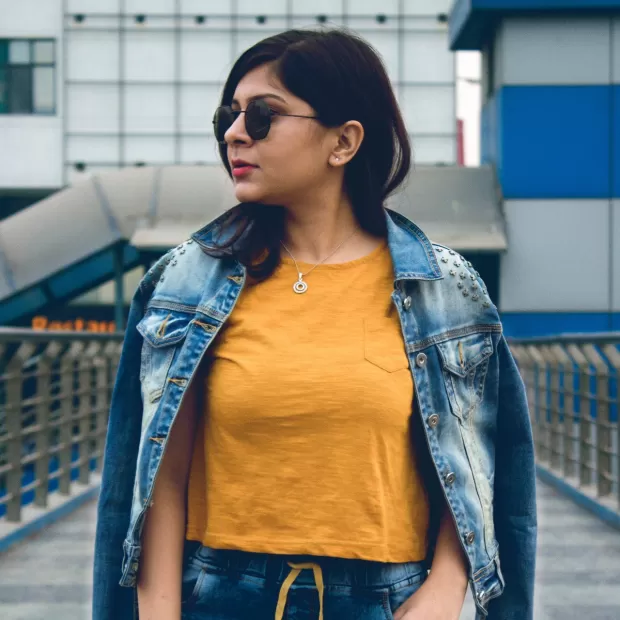 combinar pantalon azul claro mujer