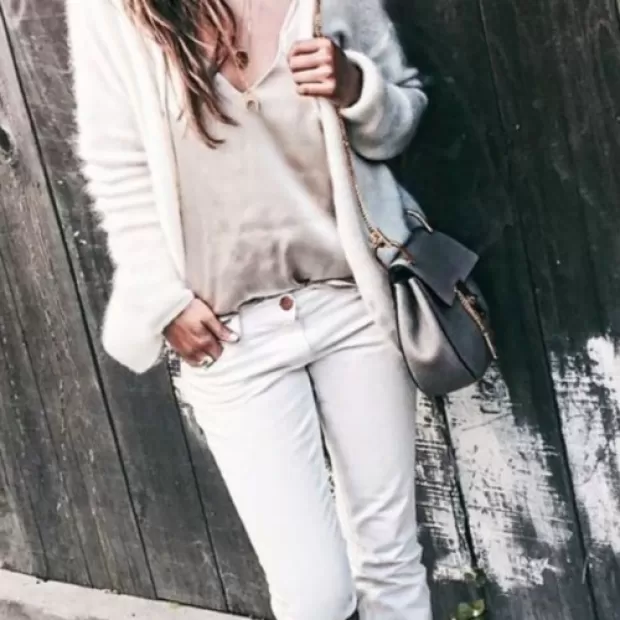 Combinar pantalón blanco en otoño