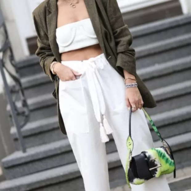 Combinar pantalón blanco en otoño