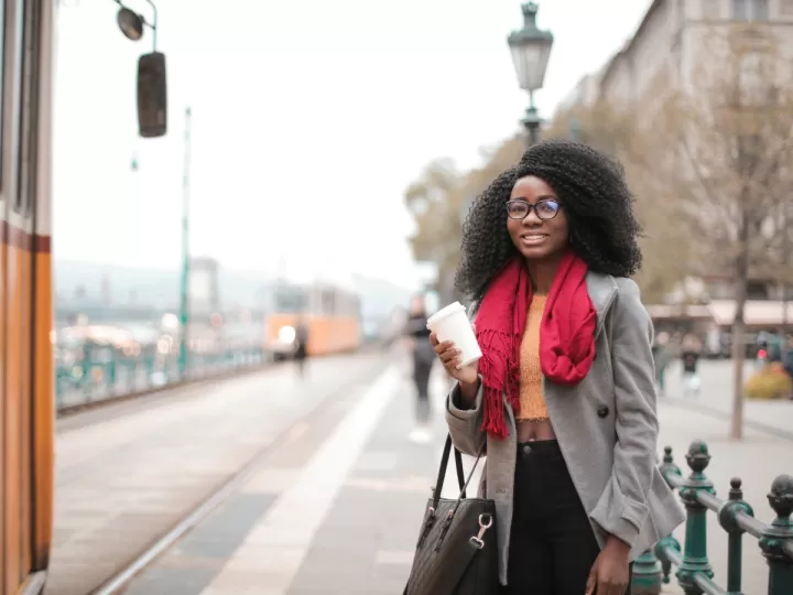 combinar pantalón naranja mujer