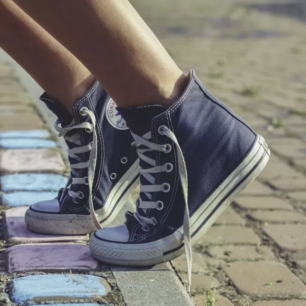 combinar vestido azul marino con zapatos