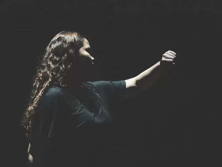 como combinar un vestido morado oscuro