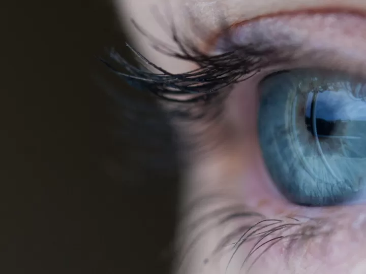 cómo quitar una verruga en el párpado del ojo