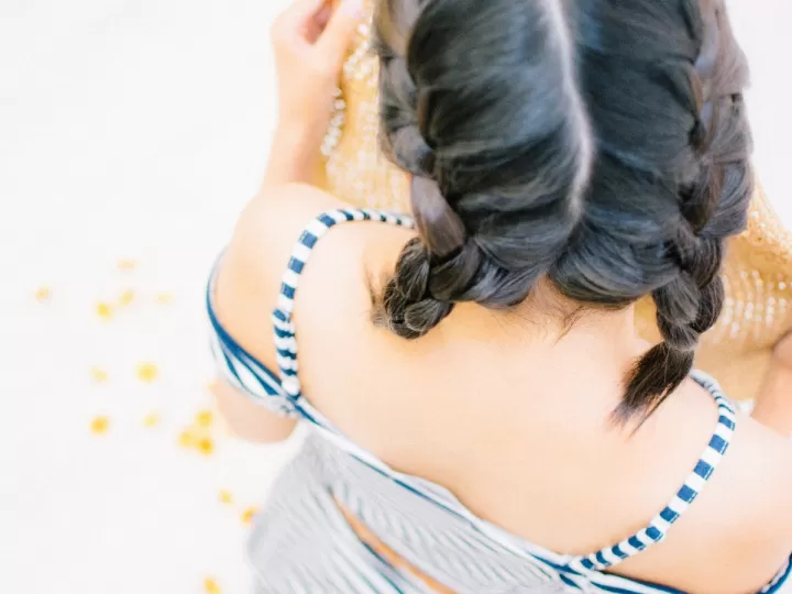 dos trenzas arriba con pelo suelto