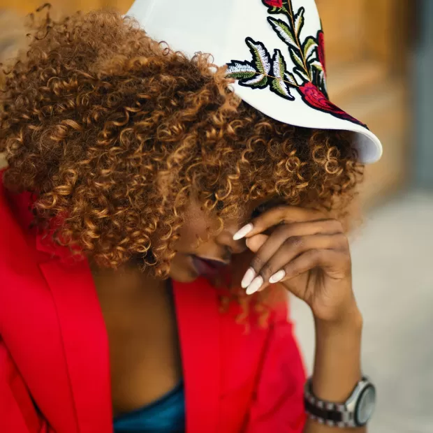 gorro de saten pelo rizado