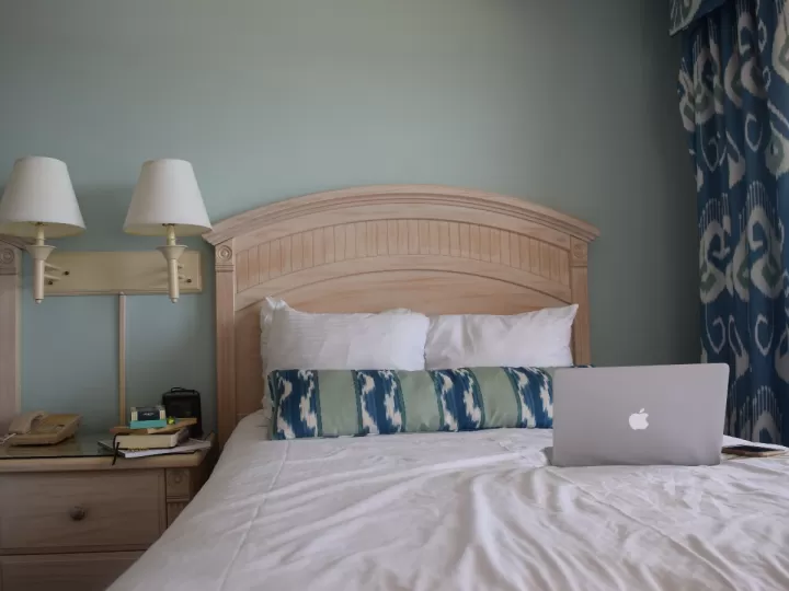 habitacion verde menta y gris