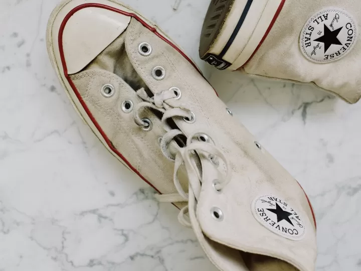 las converse me hacen daño en los dedos
