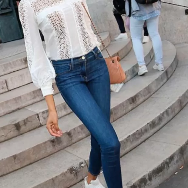 Look camisa blanca y vaqueros mujer
