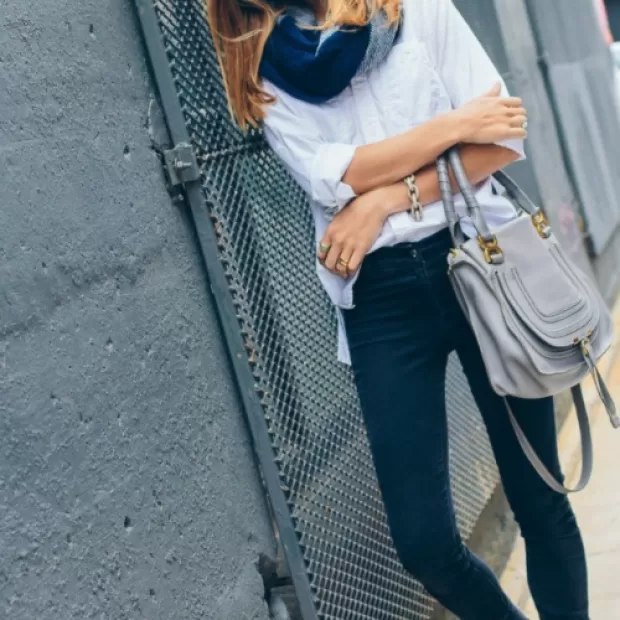 Look camisa blanca y vaqueros mujer