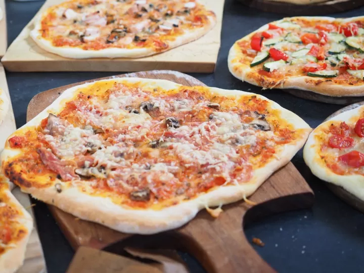 los champiñones se ponen crudos en la pizza