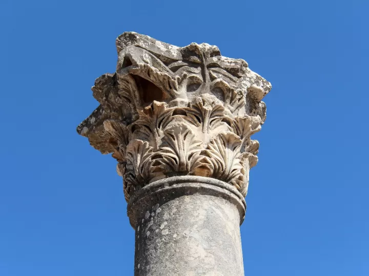 monumento con forma de pilar y punta de piramide