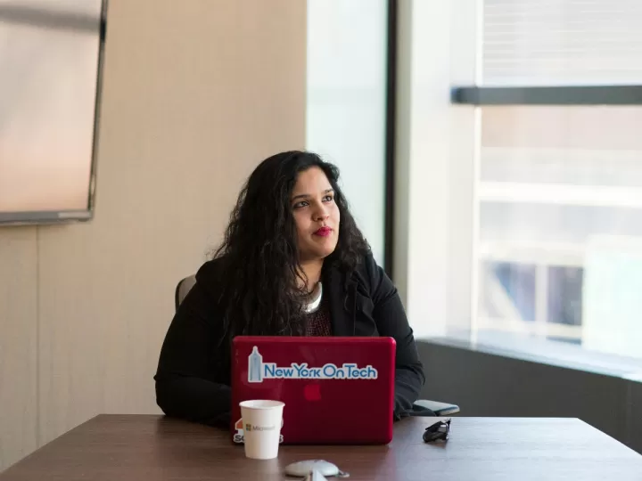 outfit camisa negra mujer