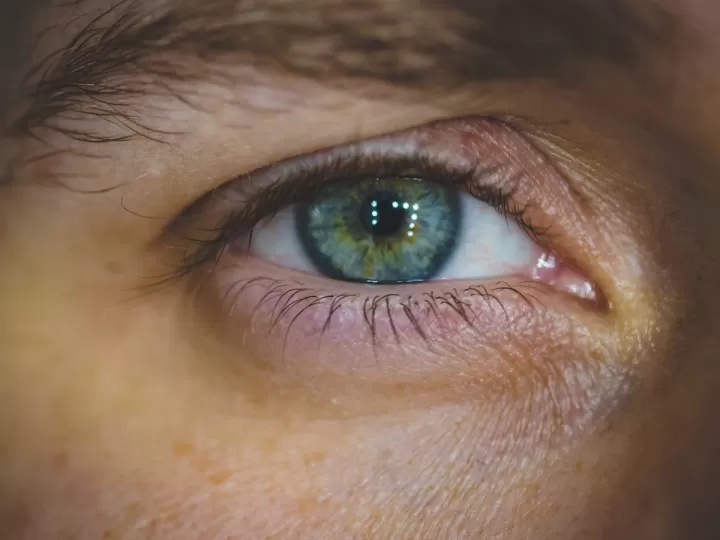 que va antes el serum o el contorno de ojos