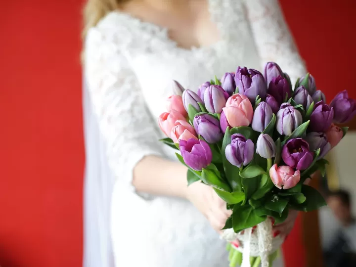 quien regala el ramo a la novia