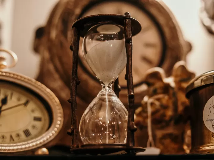 relojes antiguos de pie con péndulo y pesas