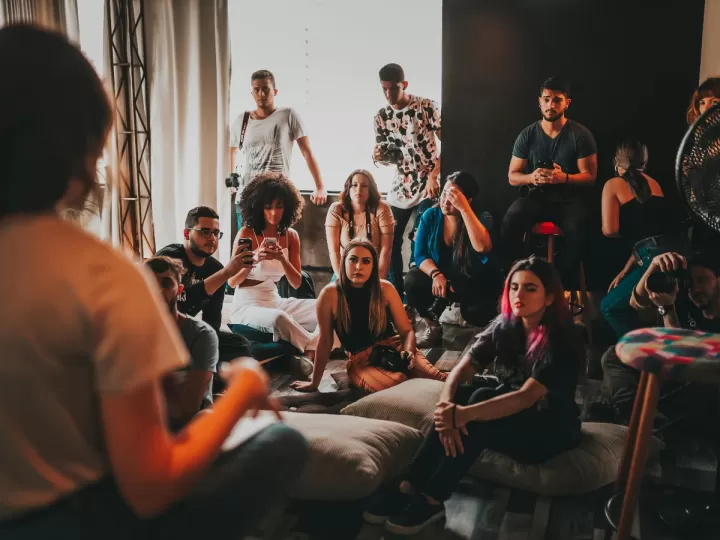 rodeate de personas