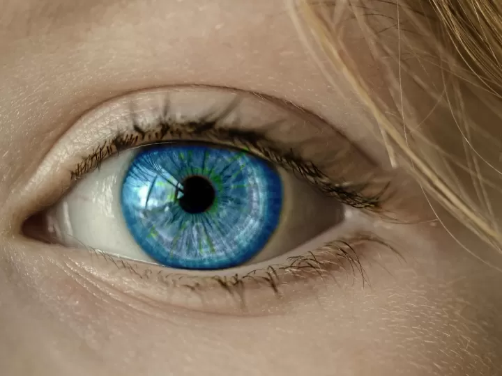 se puede quedar una lentilla dentro del ojo