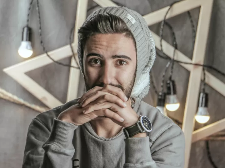 un gorro encima de un pie dime quien es