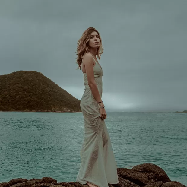 vestido midi manga abullonada