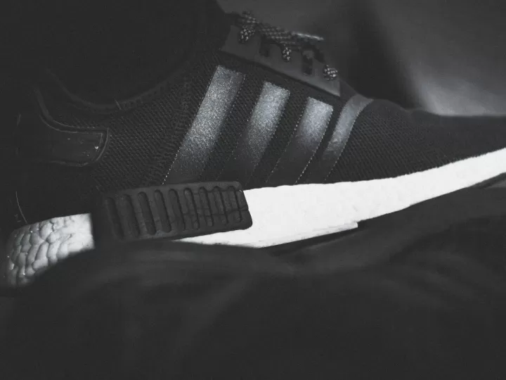 zapatillas negras antideslizantes